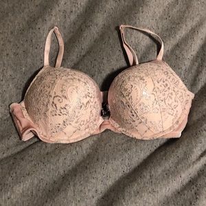 Victoria’s Secret bombshell push-up bra